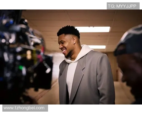 扬尼斯阿德托昆博以慈善事业展现无私奉献精神回馈社会的感人故事